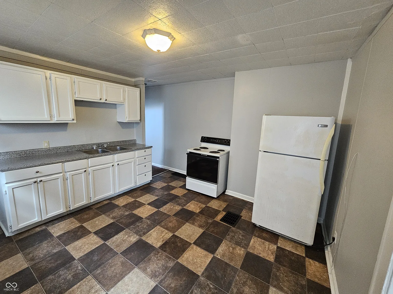 2 bed, 1.0 bath, 1750 sqft, $999 — Photo 4