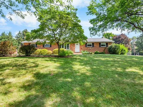 390 Oxford Cir, Bath, PA 18014
