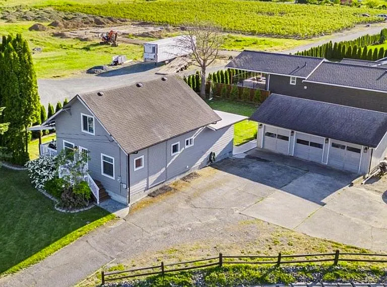 101 Hilltop Ln — Photo 2