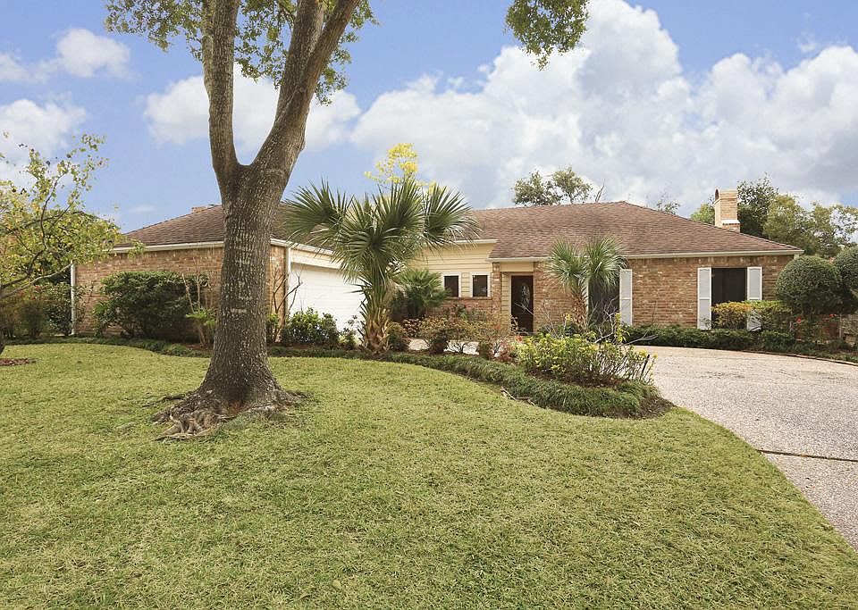 Wonderful Pipkin custom home built for his own personal residence. Soft contemporary located in the desirable North section of BGP. lovingly maintained by current owner with over 3000 sq. ft, 4/3.5, spacious kitchen, study, and sparkling pool.