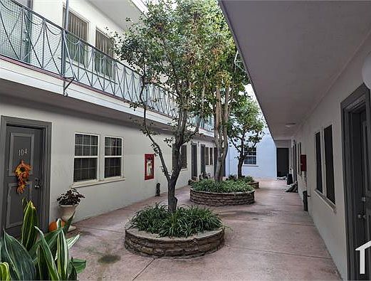 3rd image of 615 N Rossmore Ave APT 102