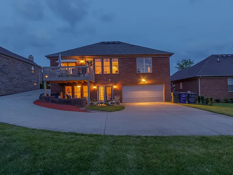 909 Village Green Ave — Photo 2