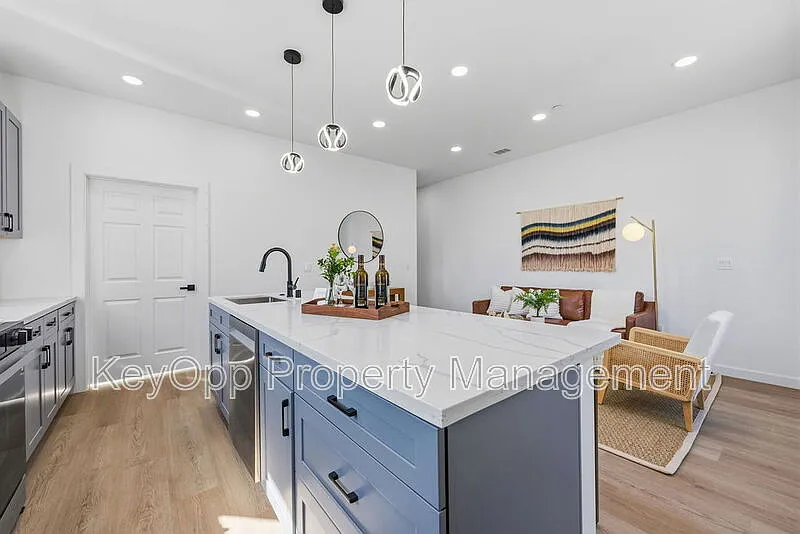 3 bed, 2.0 bath, 1125 sqft, $7,850 — Photo 4