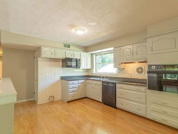 2nd image of 9079 Crest Oak Ln