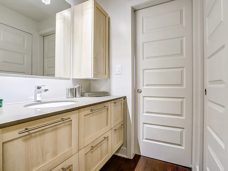 460 Saint Laurent Blvd — Photo 21