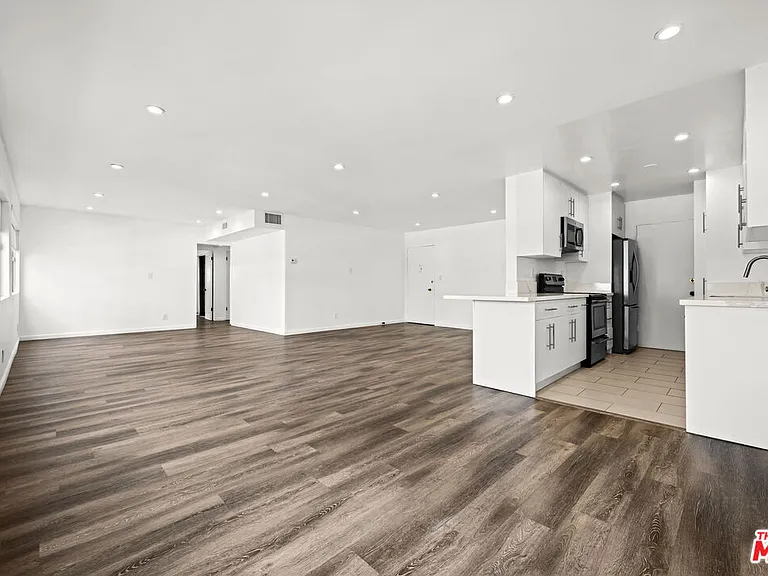 136 S Palm Dr #301 — Photo 4