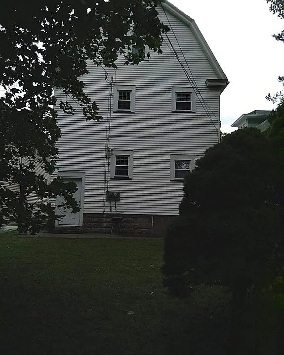  Vinyl siding/aluminum trim