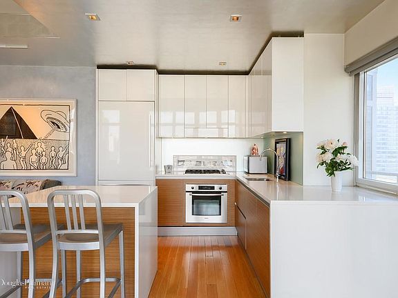 4th image of 555 W 59th St APT 26A