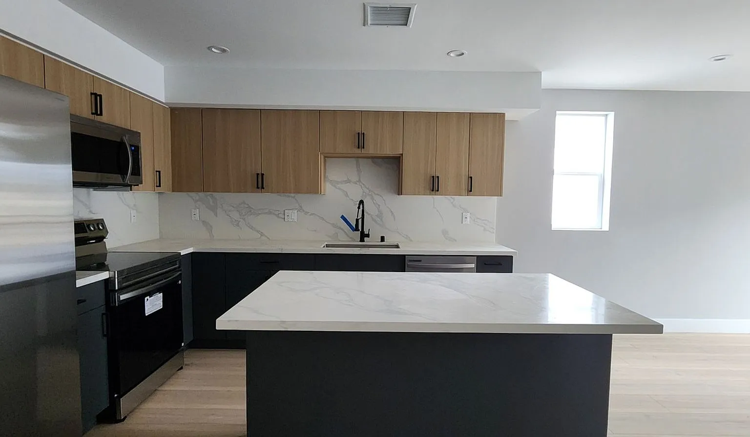 Spacious 4BR Duplex in North Hollywood — Photo 4