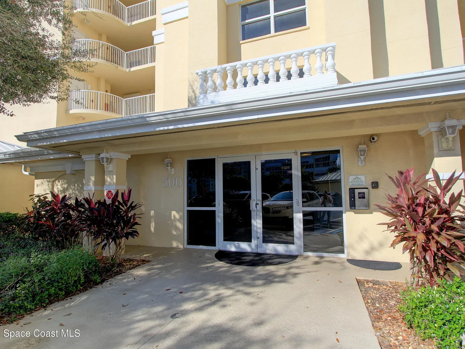 3 bed, 2.0 bath, 2227 sqft, $3,950 — Photo 2