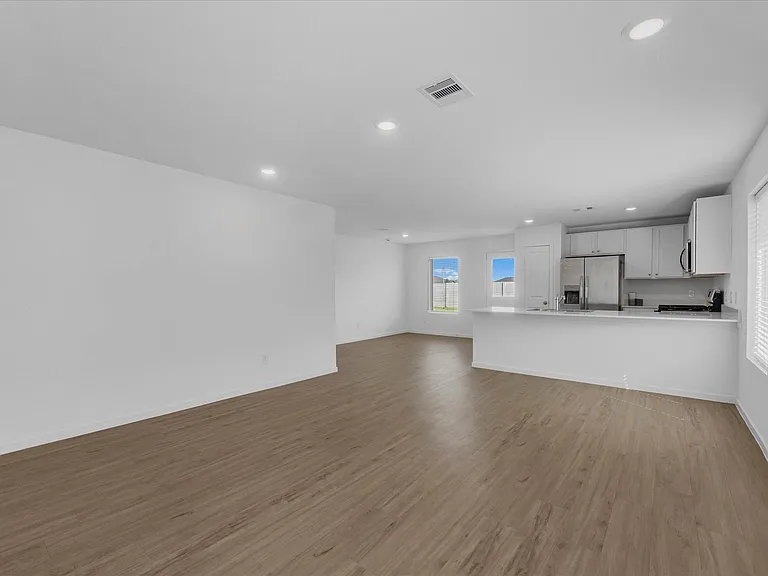 2106 Hyde Acres St — Photo 3