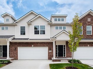 5 Grandview Cir #70, White Lake, MI 48386