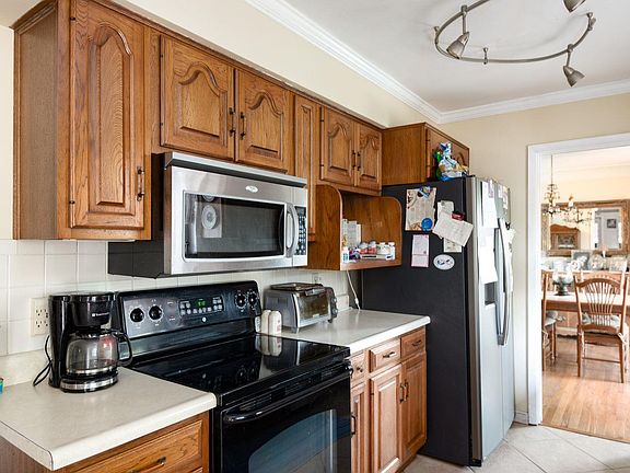 3rd image of 29 Oaklawn Dr