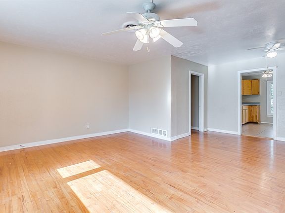 5th image of 3928 Winfield Ave