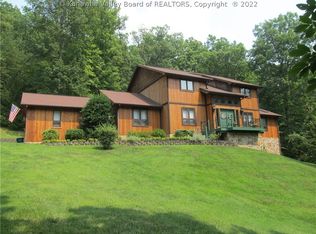 101 Meghan Ln, Nitro, WV 25143