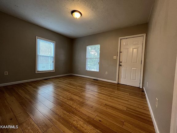 3rd image of 320 W Inskip Dr