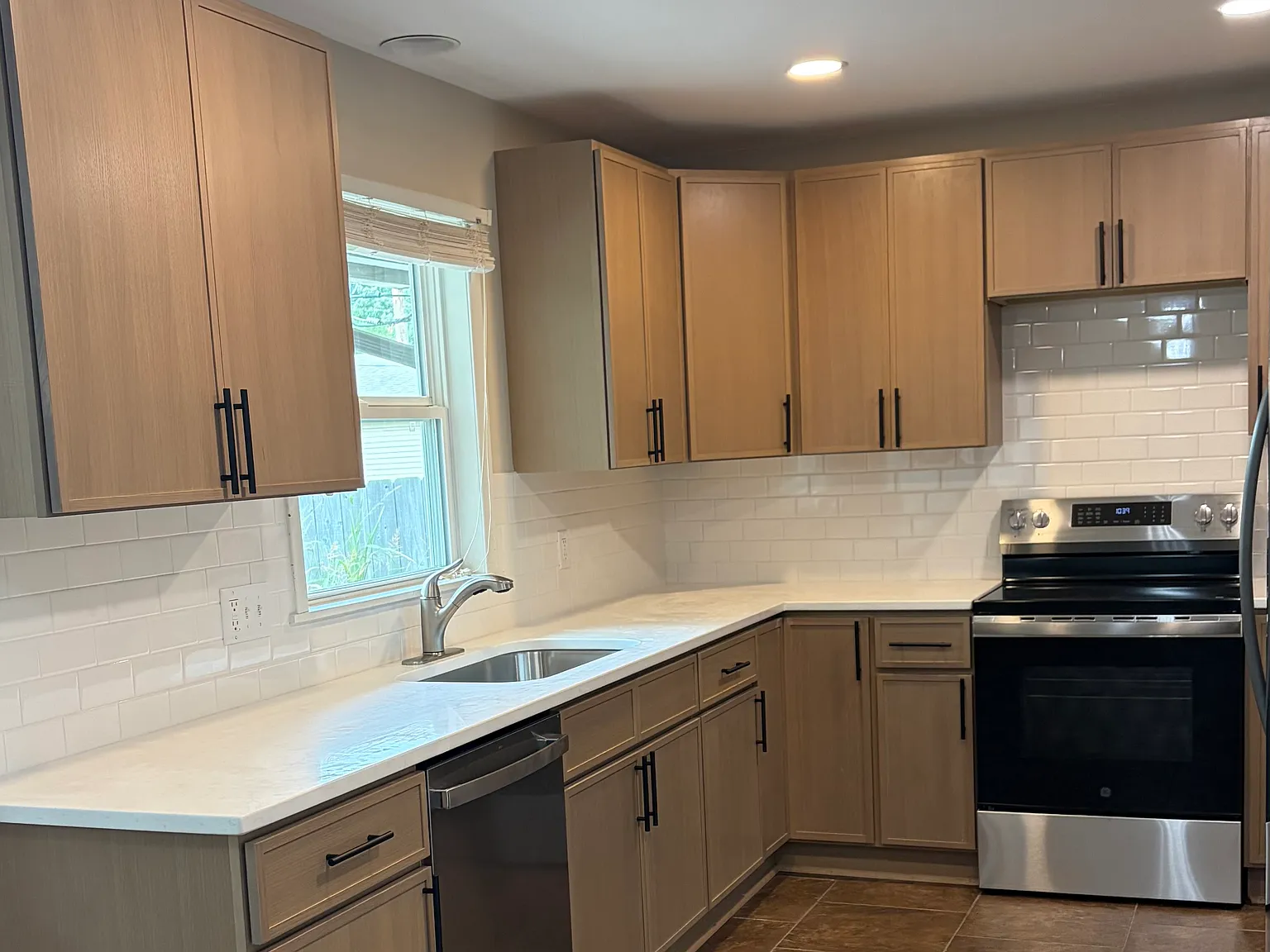 5 bed, 2518 sqft, $2,200 — Photo 2