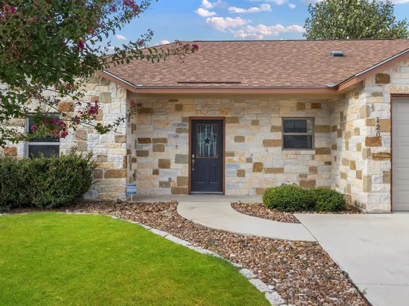 120 Navarro Xing, Seguin, TX 78155