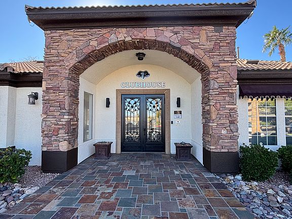 Clubhouse: Access to the spa, fitness center, pool, and jacuzzi