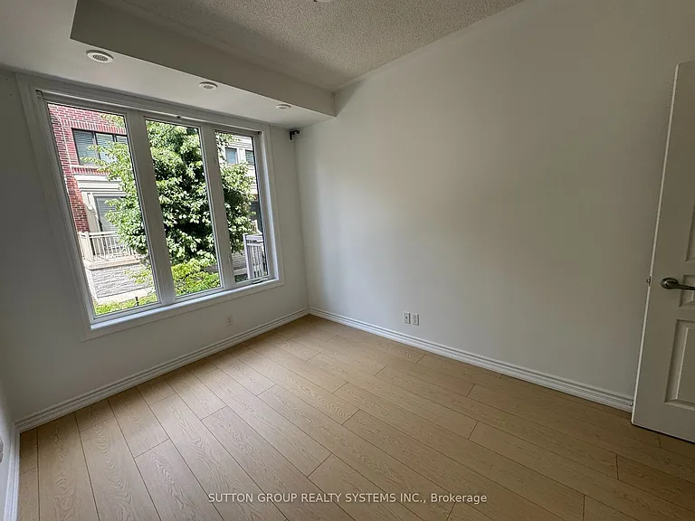 90 Eastwood Park Gdns #10 — Photo 7