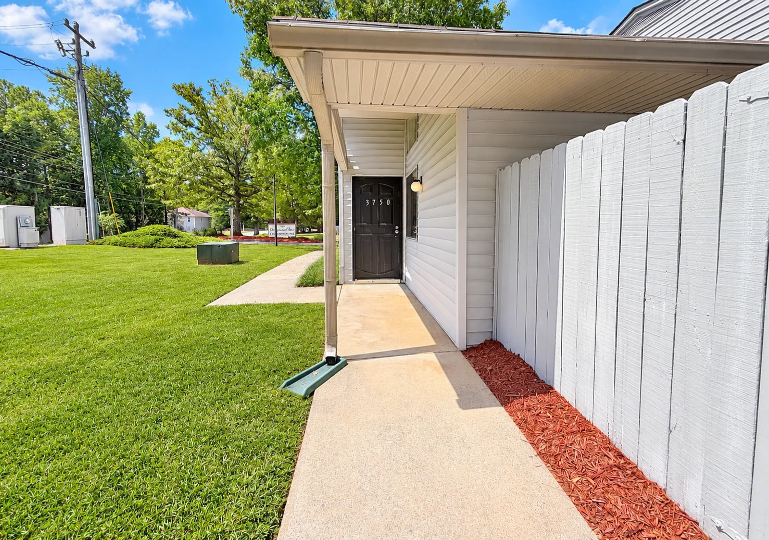 Conveniently Located Condo in Marietta! — Photo 1