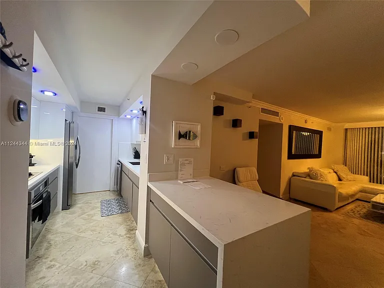 6917 Collins Ave #809 — Photo 8