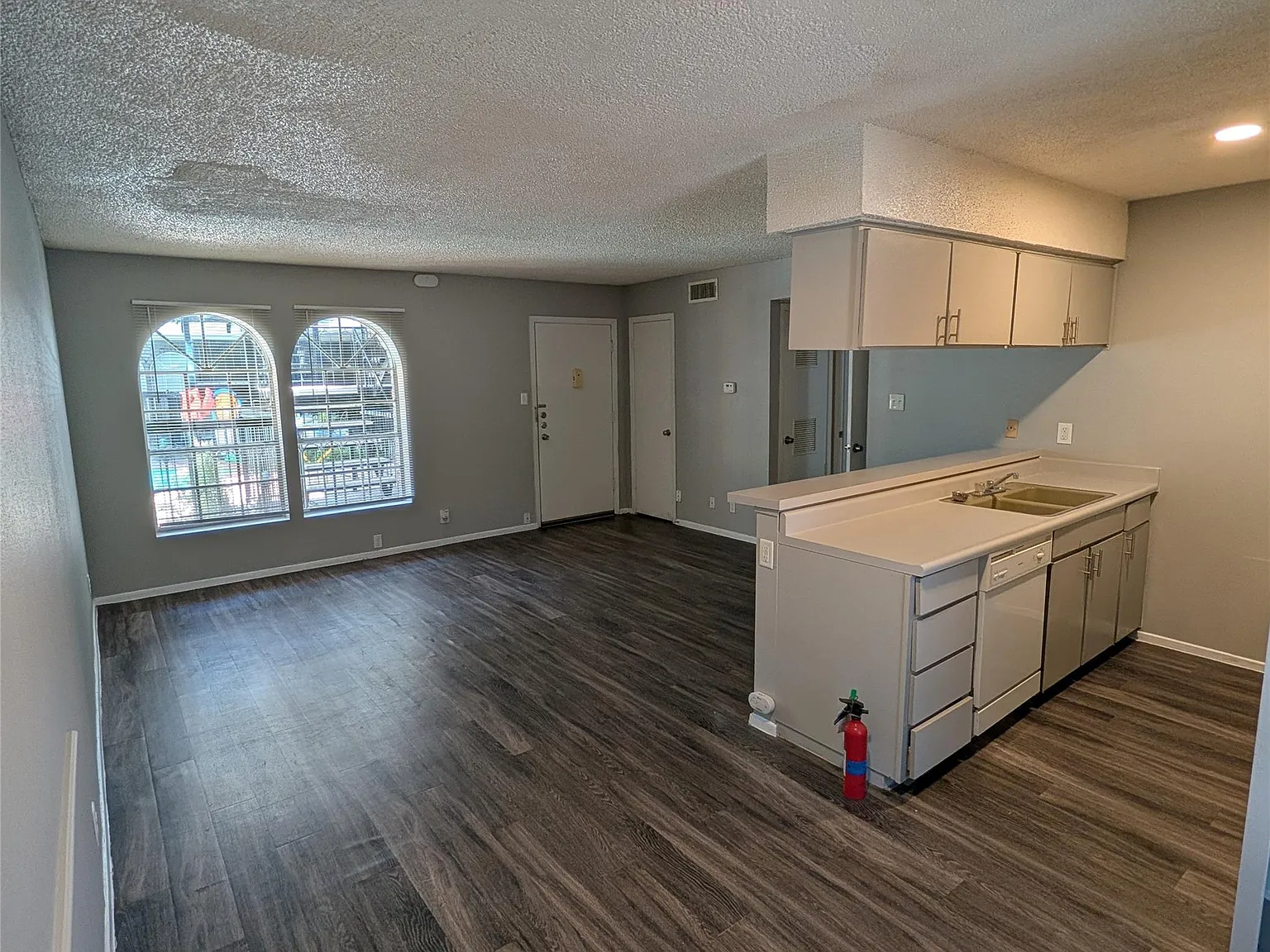1 bed, 1.0 bath, 700 sqft, $900 — Photo 2