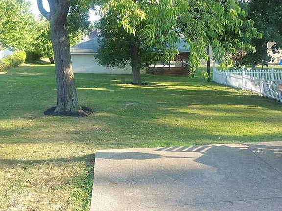 5th image of 103 W Clen Moore Blvd