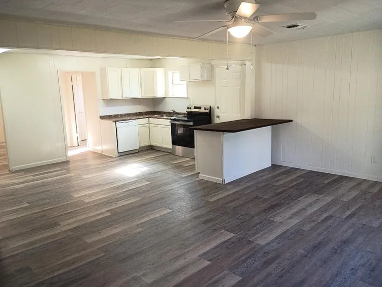 1558 N Fletcher St — Photo 2