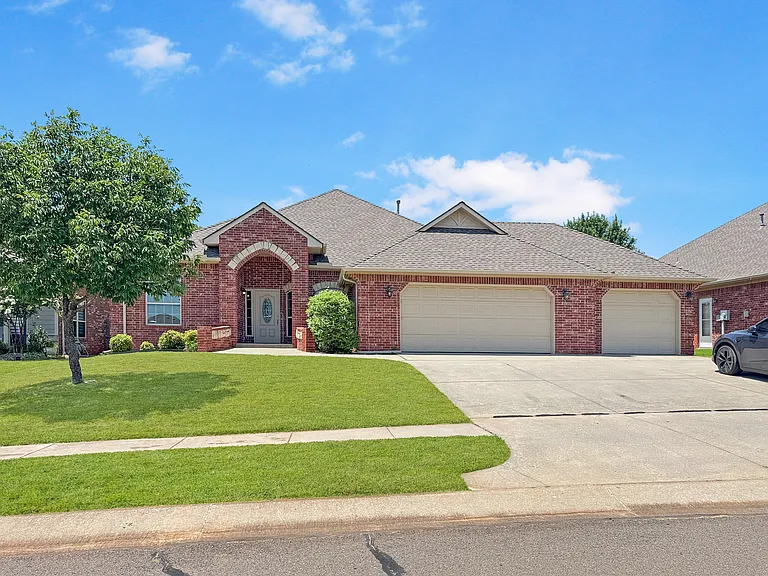 2912 Tara Ln — Photo 1