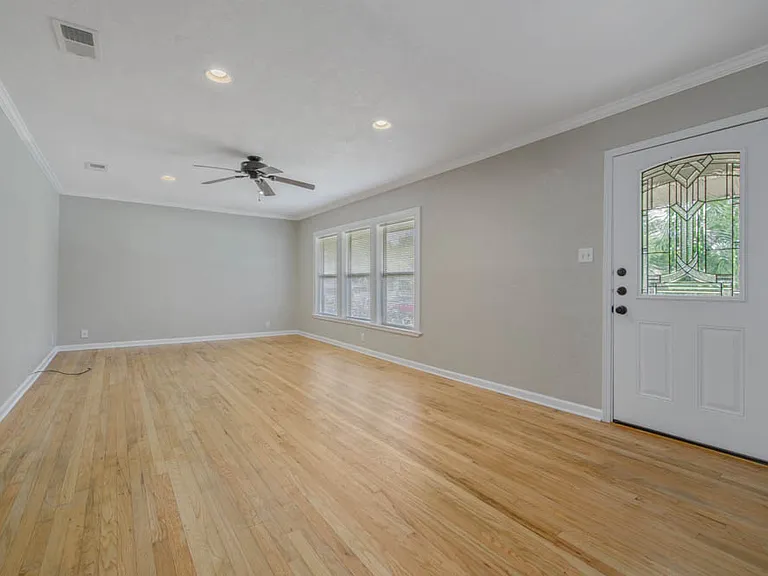 714 Broadmoor Dr — Photo 4