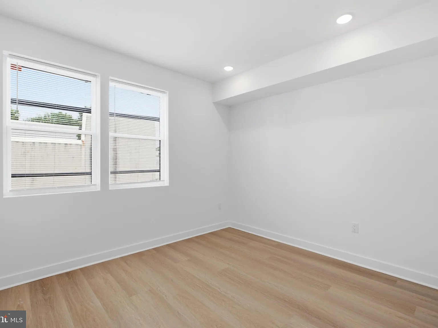 2 bed, 1.0 bath, $1,400 — Photo 2