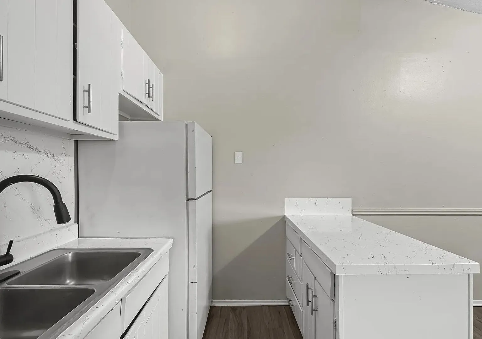 Parker Flats — Photo 4