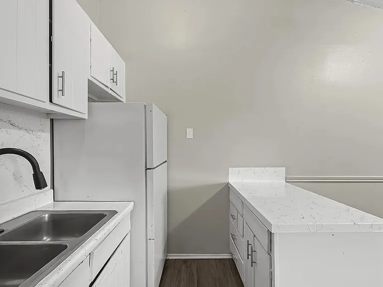 1300 Parker Ln — Photo 3