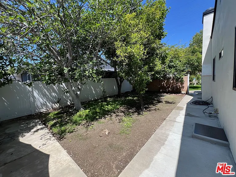 13338 Magnolia Blvd — Photo 52
