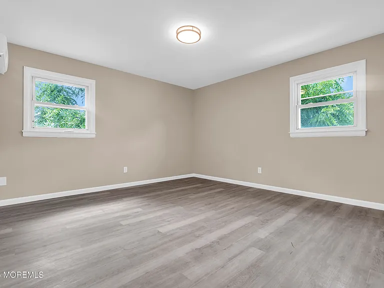 Second large bedroom with double windows