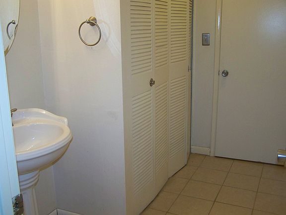 W/d hook up in closet. BA 2