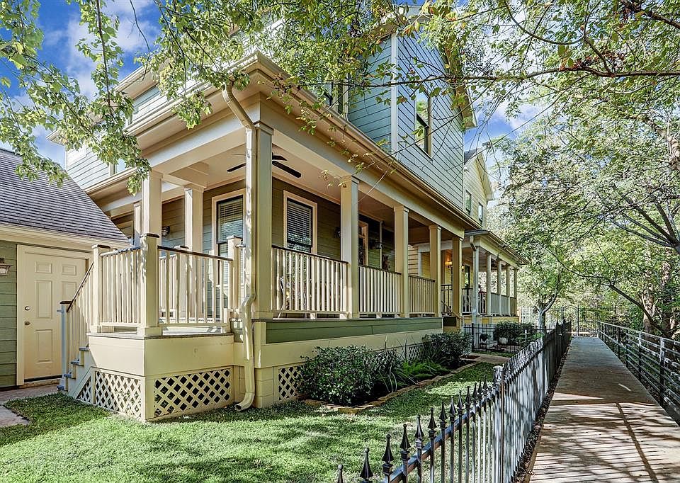 Look at this tranquil setting! Welcome home!