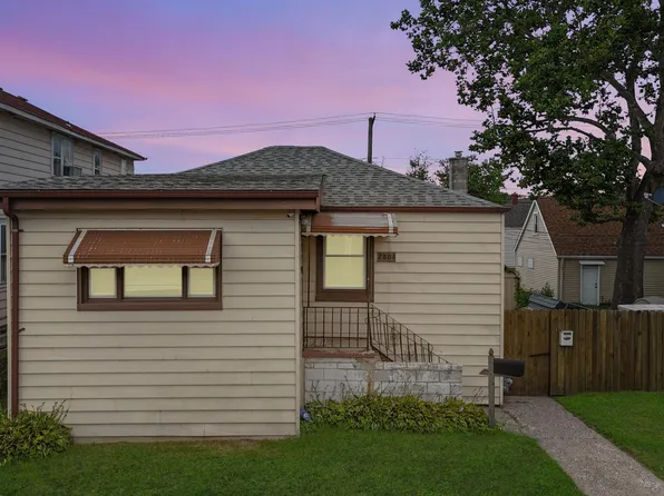 2804 Schrage Ave, Whiting, IN 46394