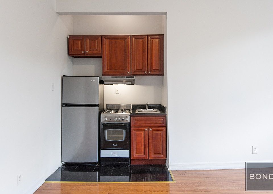 1st image of 305 W 11th St