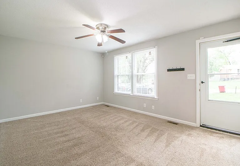 398 Louise Ln — Photo 3