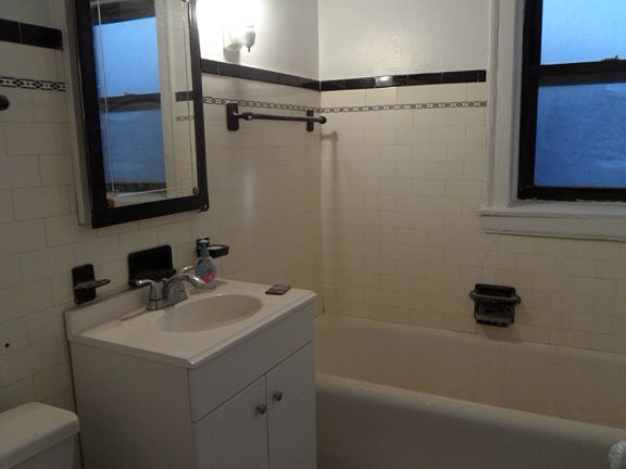 4th image of 6908 N Greenview Ave APT 3