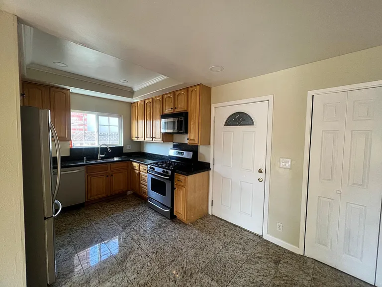 34833 Warwick Ct — Photo 12
