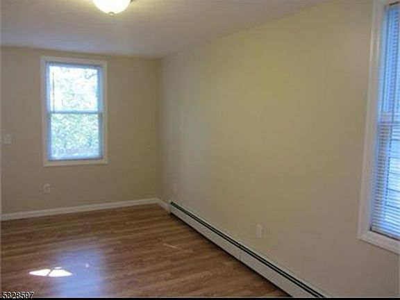 4th image of 421 Riverside Dr