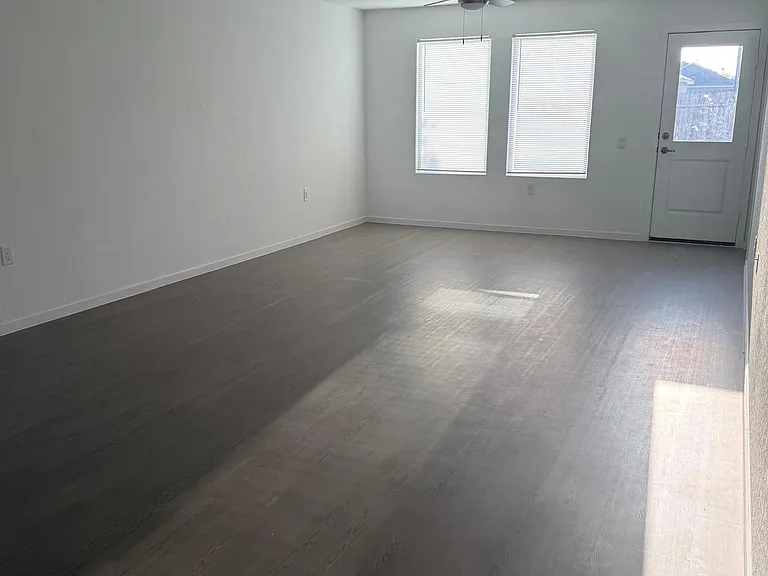 10827 Bernal Cv — Photo 2