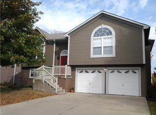 825 Harvest Dr, Grain Valley, MO 64029