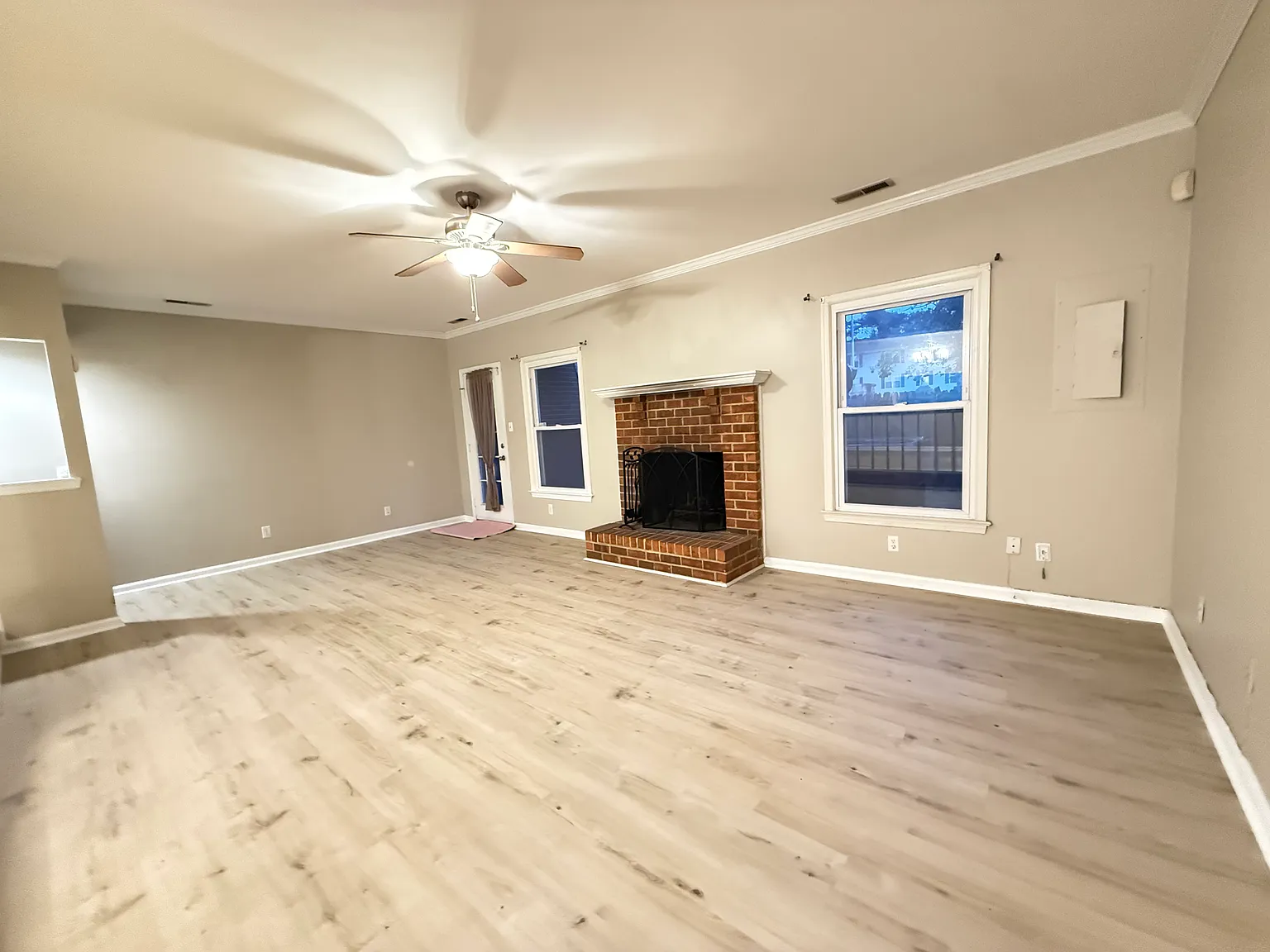 3 bed, 2.5 bath, 1850 sqft, $2,295 — Photo 3