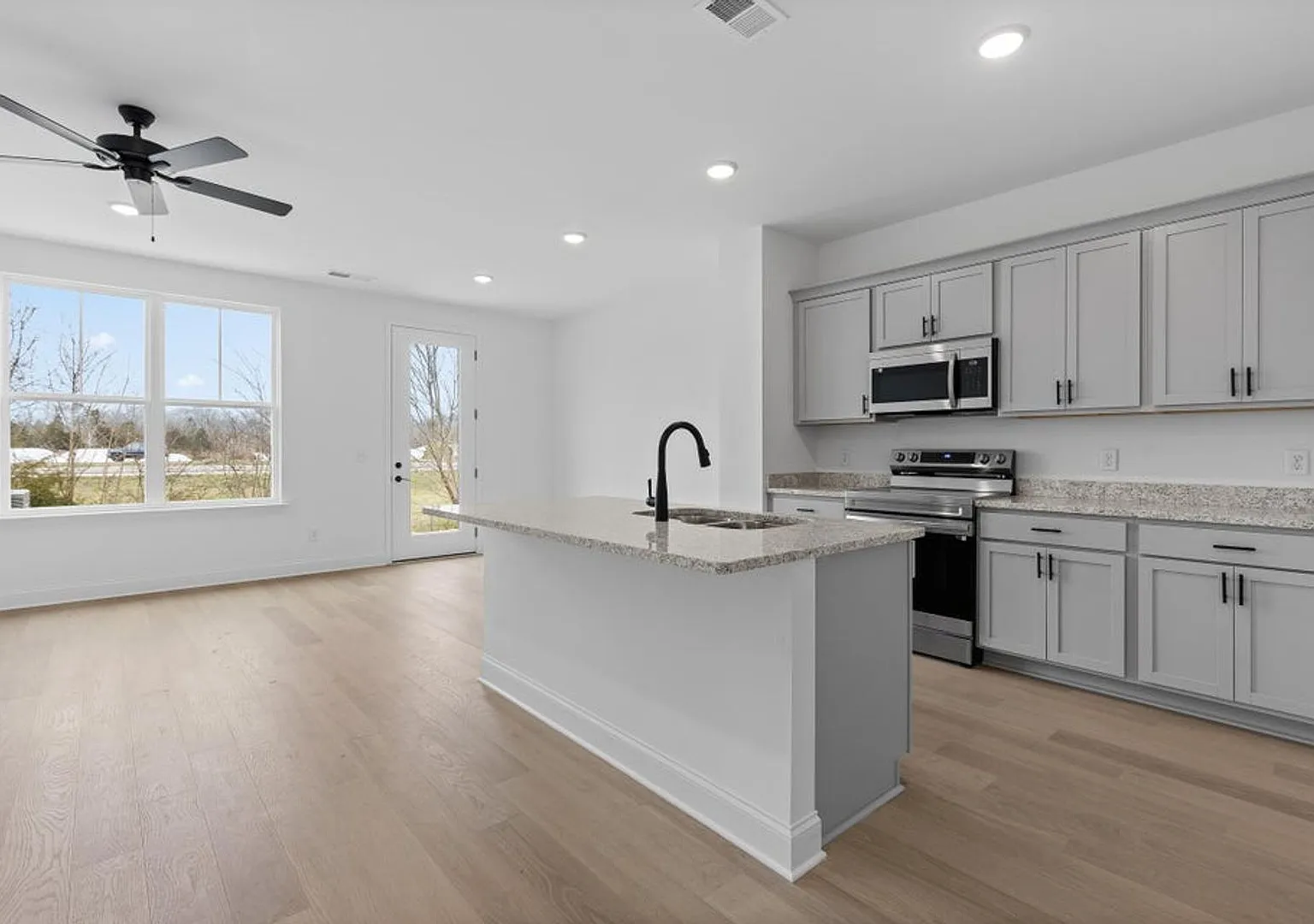 Beautiful 3-Bed Townhome at James Creek — Photo 3