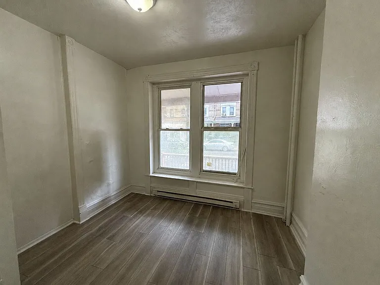 518 W Tilghman St — Photo 4