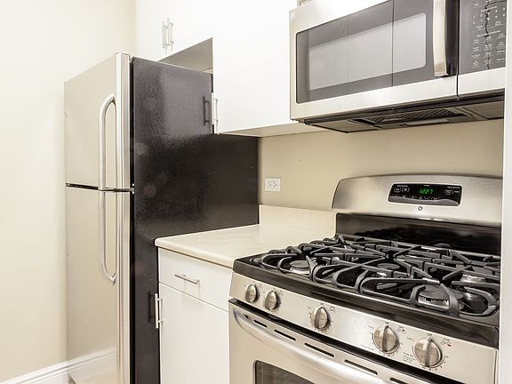 4th image of 30 W 63rd St APT 27O